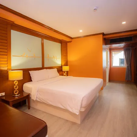 Baumanburi Hotel Patong Exterior photo