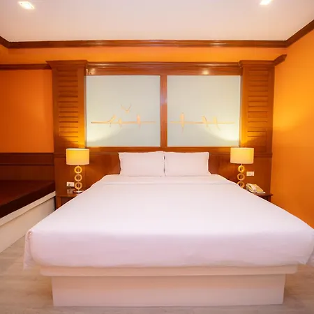 Baumanburi Hotel Patong Exterior photo