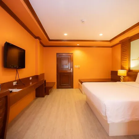 Baumanburi Hotel Patong Exterior photo