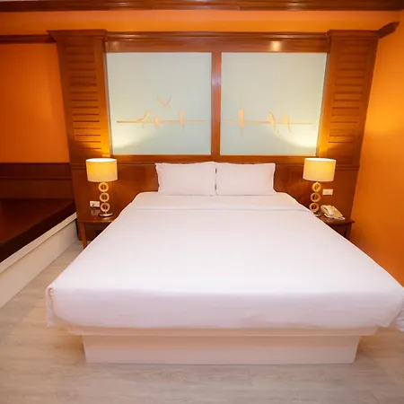 Baumanburi Hotel Patong Exterior photo