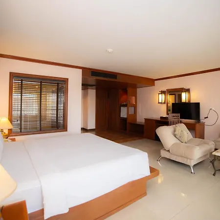Baumanburi Hotel Patong Exterior photo