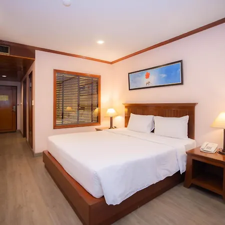 Baumanburi Hotel Patong Exterior photo