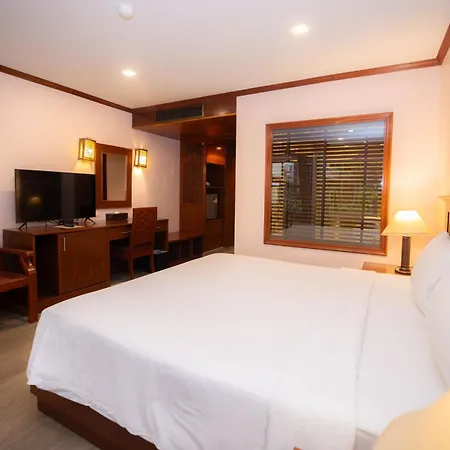 Baumanburi Hotel Patong Exterior photo
