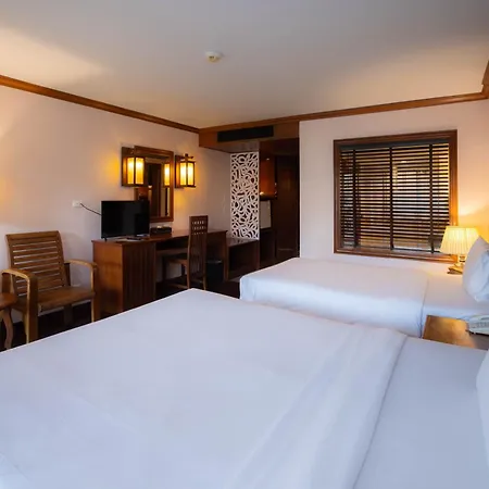 Baumanburi Hotel Patong Exterior photo