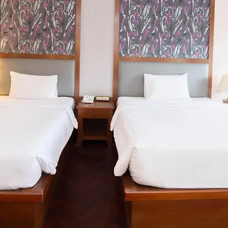 Baumanburi Hotel Patong Exterior photo