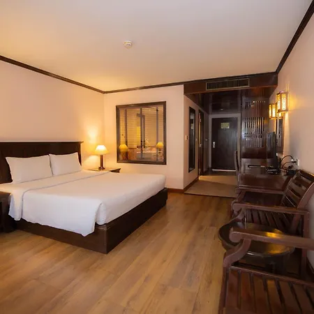 Baumanburi Hotel Patong Exterior photo