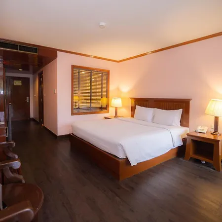 Baumanburi Hotel Patong Exterior photo