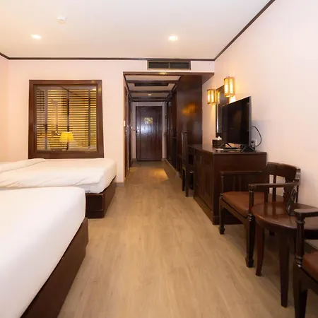 Baumanburi Hotel Patong Exterior photo