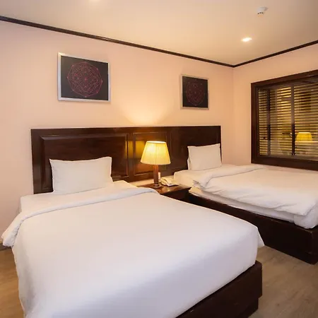 Baumanburi Hotel Patong Exterior photo