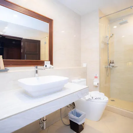 Baumanburi Hotel Patong Exterior photo