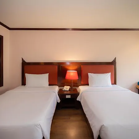 Baumanburi Hotel Patong Exterior photo