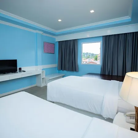 Baumanburi Hotel Patong Exterior photo